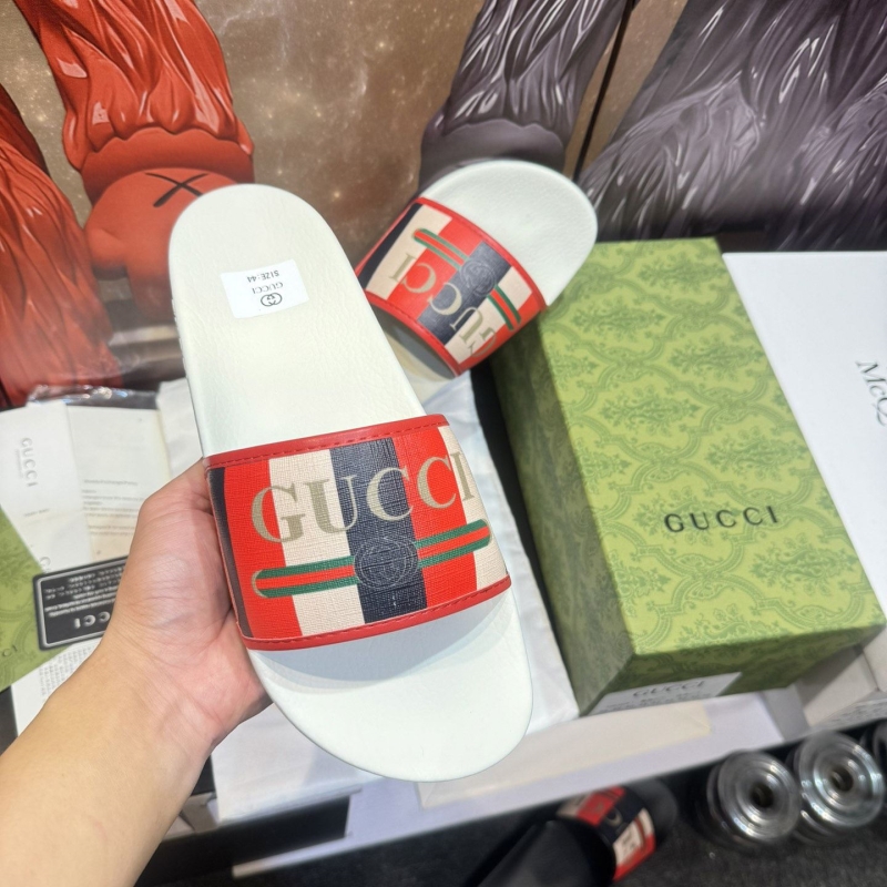 G*u*i slippers